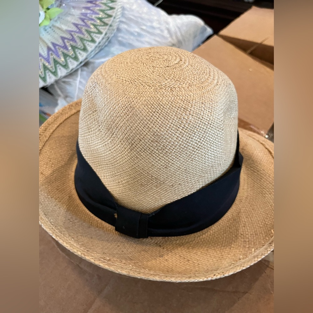 Woman’s hat Don Anderson great condition